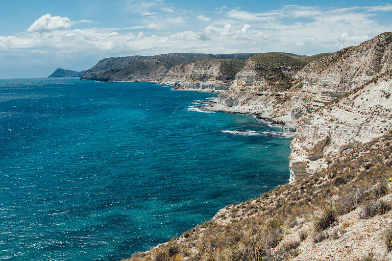 岩石形成和海洋位于“Cabo de Gata”，一个小镇在阿尔梅里亚，西班牙。